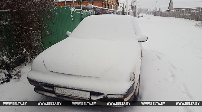 У Мінску аўтаўладальнікаў абавязалі прыбіраць снег і смецце каля машын