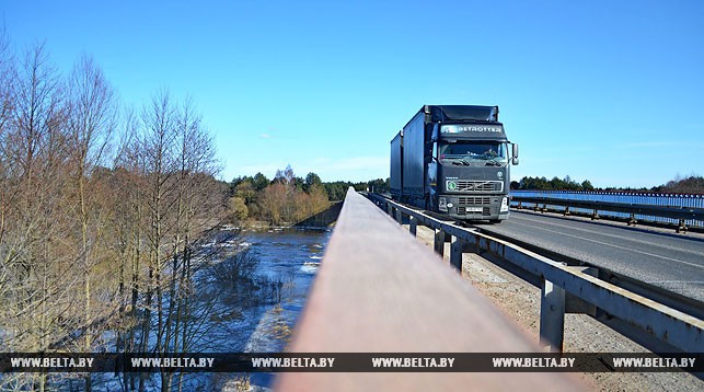 На мяжы на выезд у Літву і Латвію стаяць сотні грузавікоў