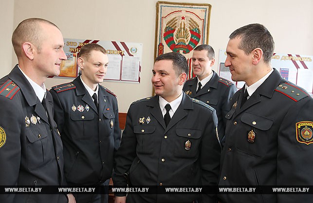 Фота з сустрэчы міліцыянера і школьніка, якога ён закрыў ад удару аўтамабіля