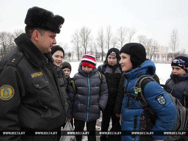 Фота з сустрэчы міліцыянера і школьніка, якога ён закрыў ад удару аўтамабіля