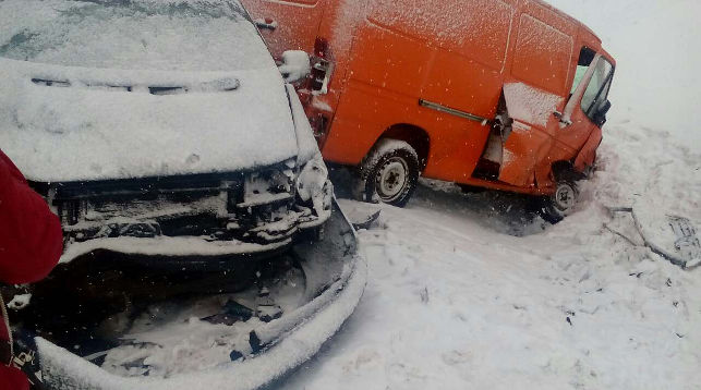 Каля Самахвалавічаў маршрутка з'ехала ў кювет, пацярпелі 4 пасажыры