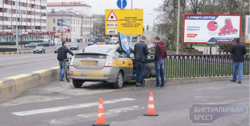 У Брэсце парэнчы пуцеправода ледзь не “разрэзалі” машыну таксі (фота)