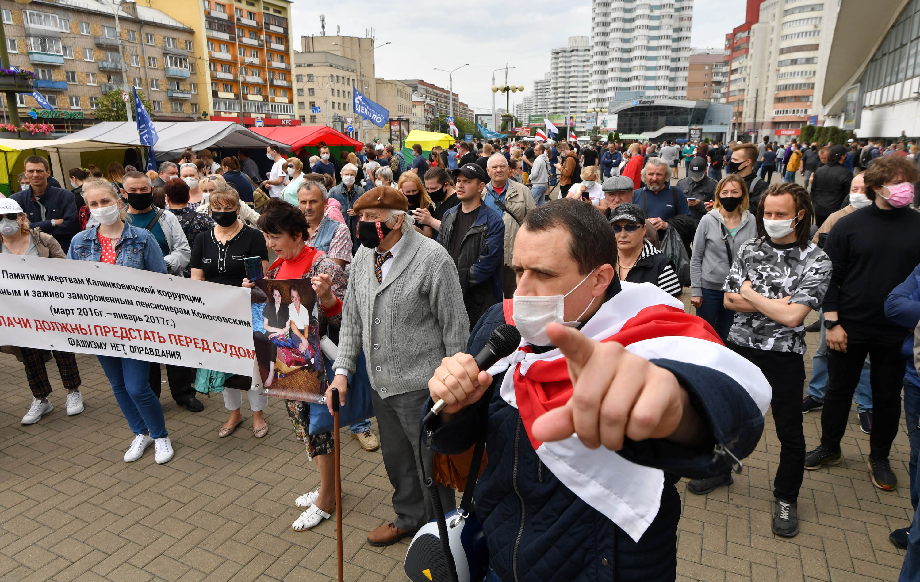 “Свободу Тихановскому!”: сбор подписей за выдвиженцев в президенты на Комаровке 