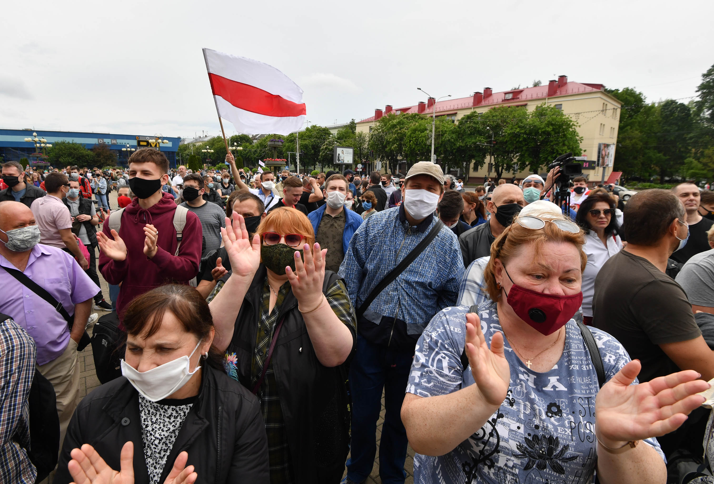 “Свободу Тихановскому!”: сбор подписей за выдвиженцев в президенты на Комаровке 