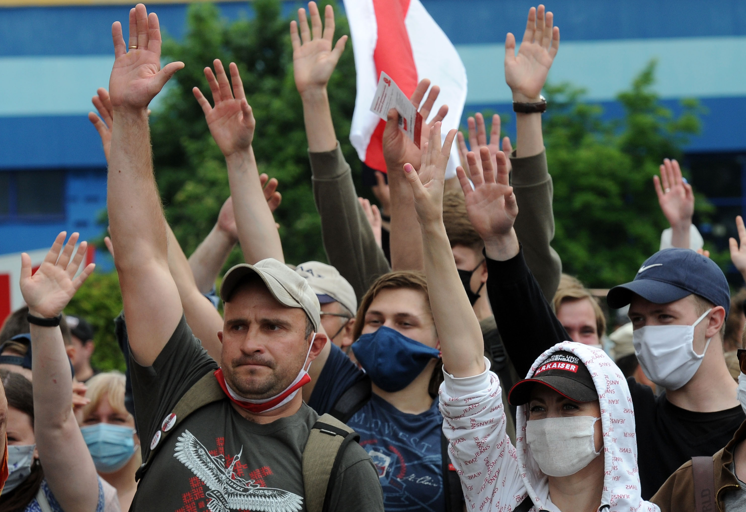 “Свободу Тихановскому!”: сбор подписей за выдвиженцев в президенты на Комаровке 