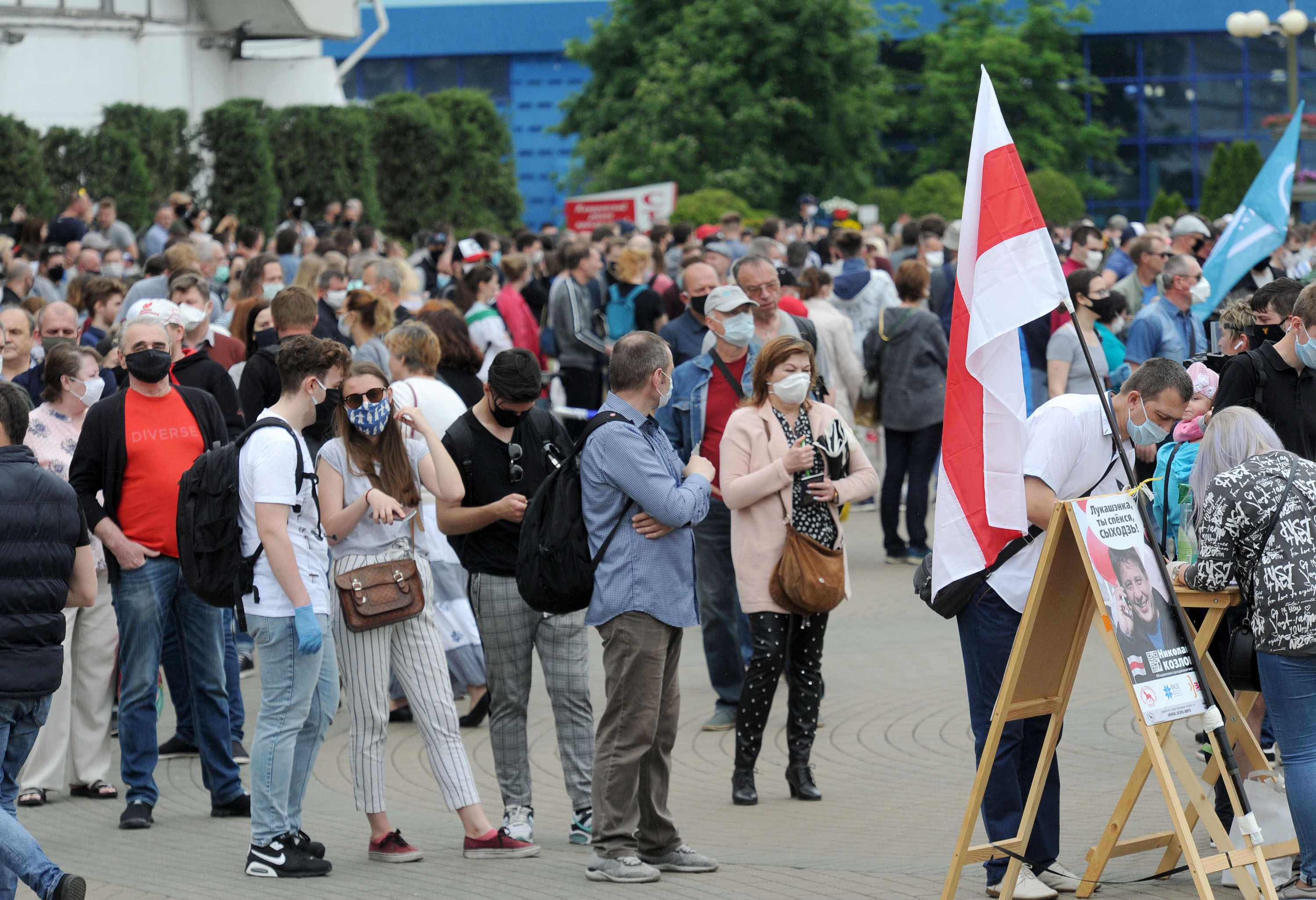 “Свободу Тихановскому!”: сбор подписей за выдвиженцев в президенты на Комаровке 