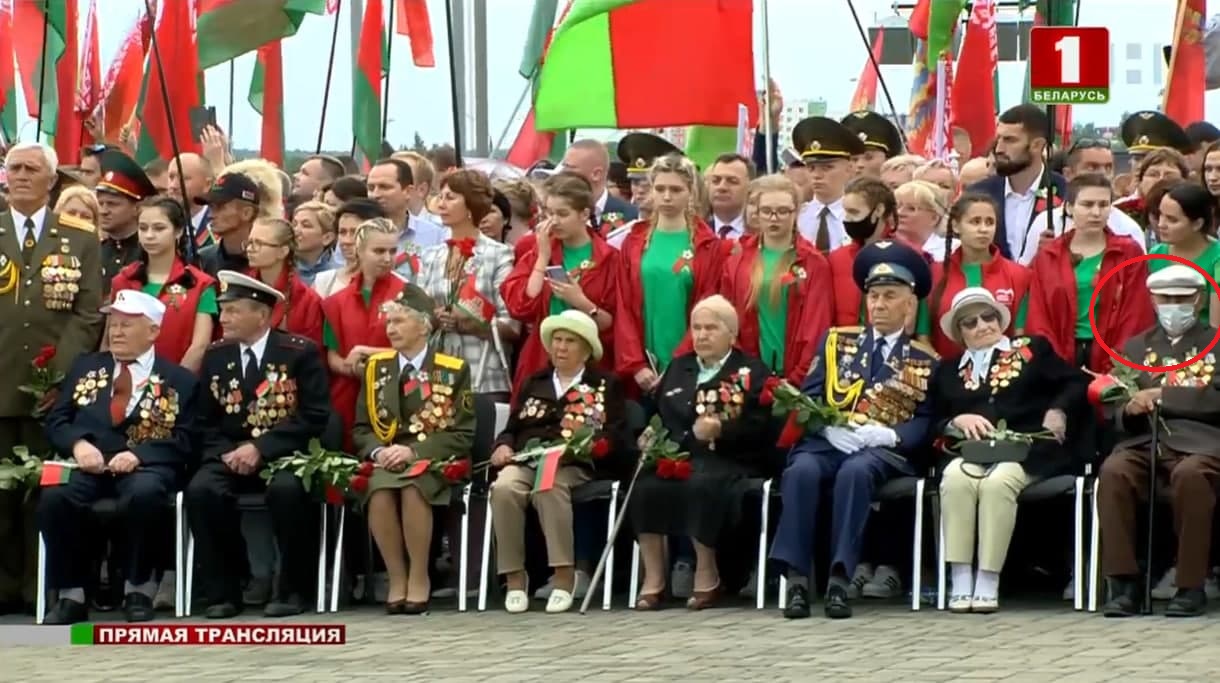 З васьмі ветэранаў у першым шэрагу ля Кургана Славы ў масцы — толькі адзін