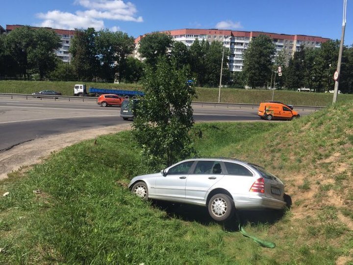 Пад Мінскам п’яны кіроўца на “Мерсэдэсе” заляцеў у кювет (фота)