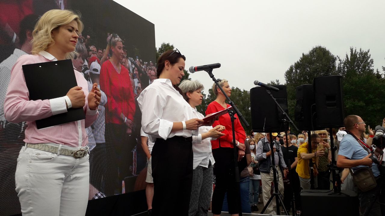 С криками "Света" и "Свобода": в Минске прошёл пикет в поддержку Тихановской