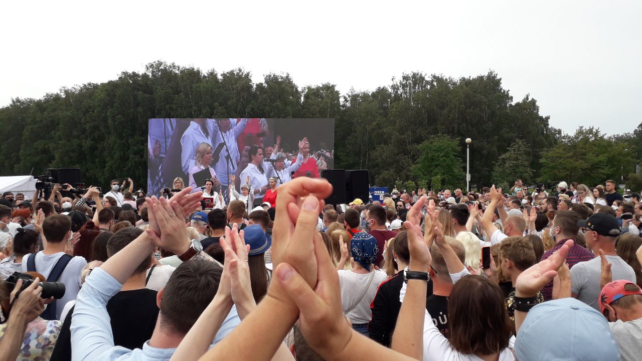 С криками "Света" и "Свобода": в Минске прошёл пикет в поддержку Тихановской