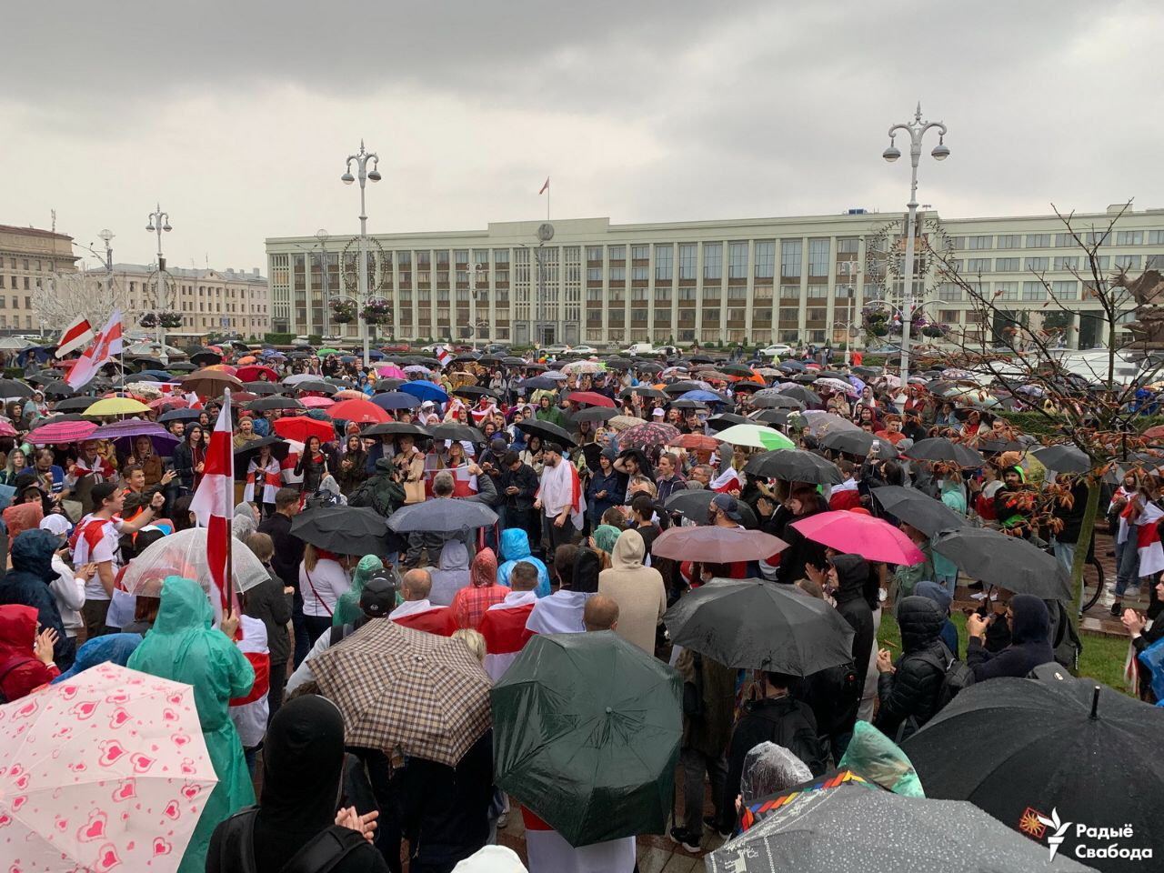 На площади Независимости снова собираются протестующие