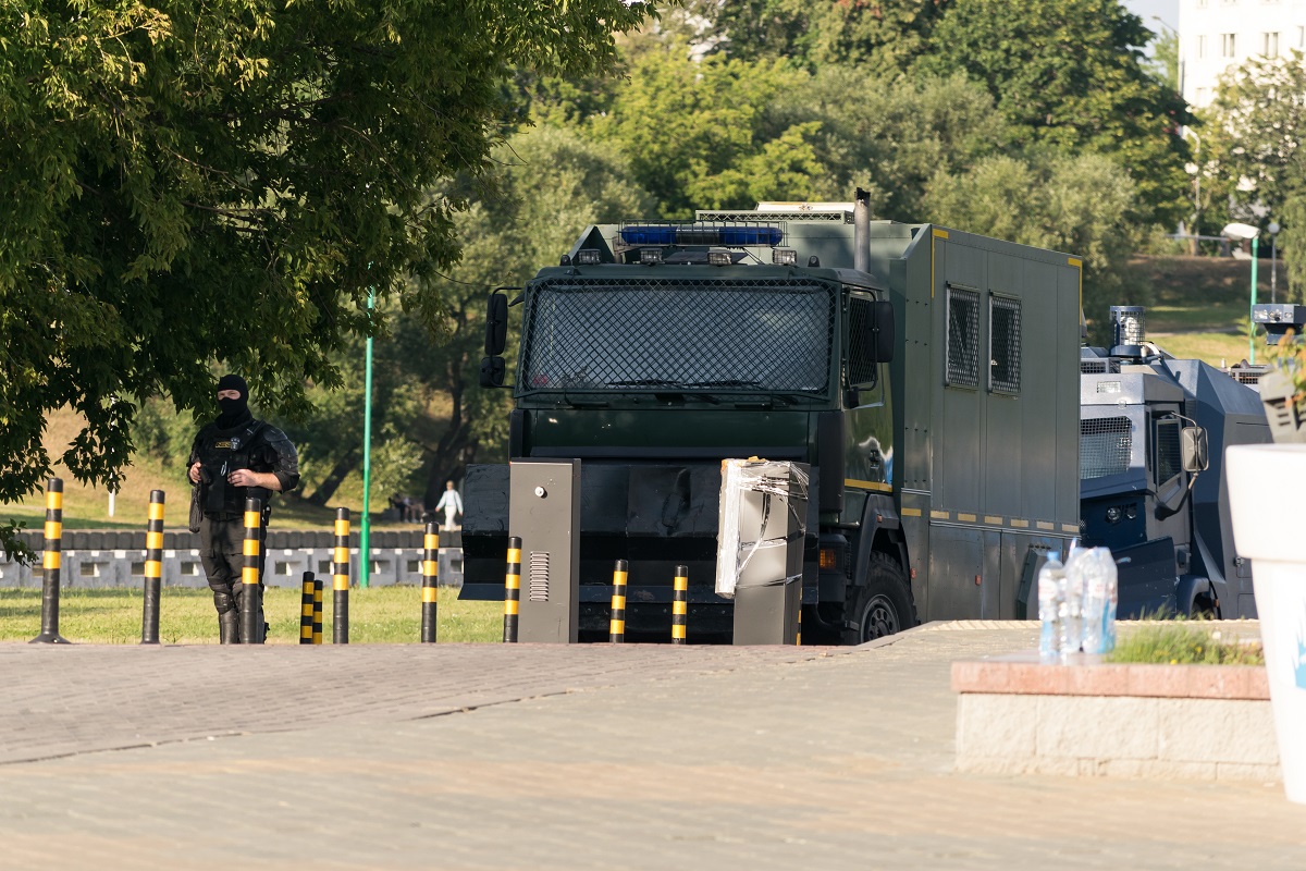 “Из-за забора изолятора доносился запах кофе, под забором валялись дреды”