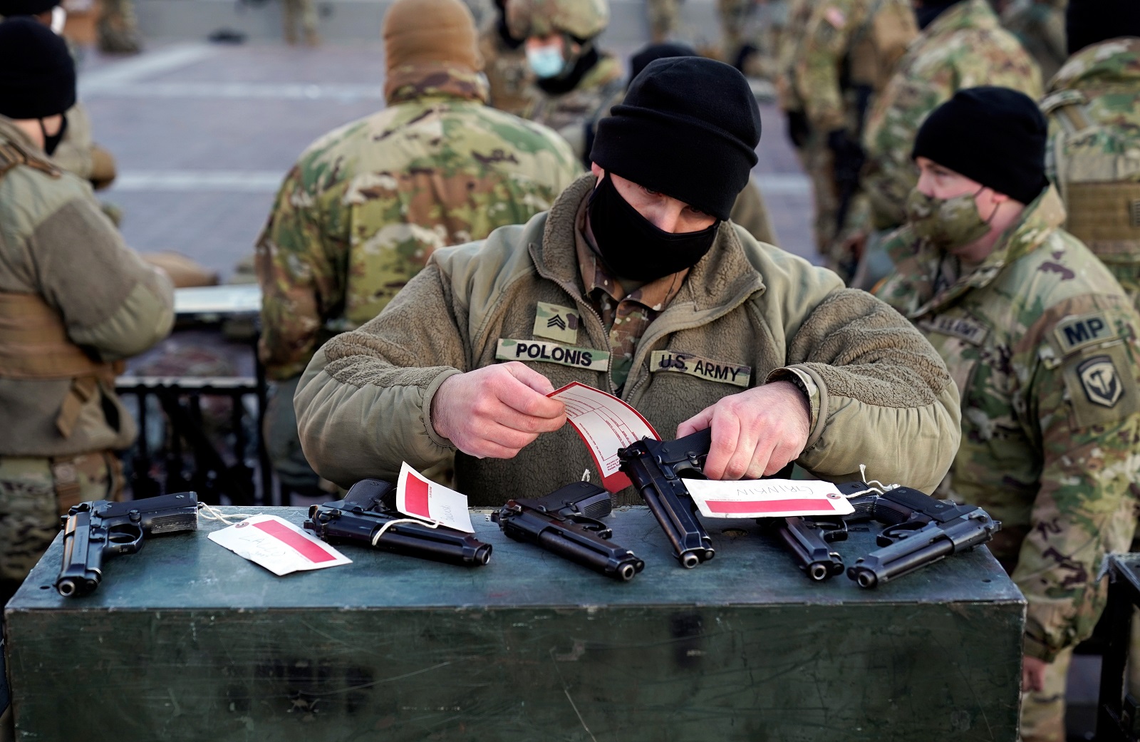 Што робяць байцы Нацыянальнай гвардыі ў Капітоліі. Фотарэпартаж