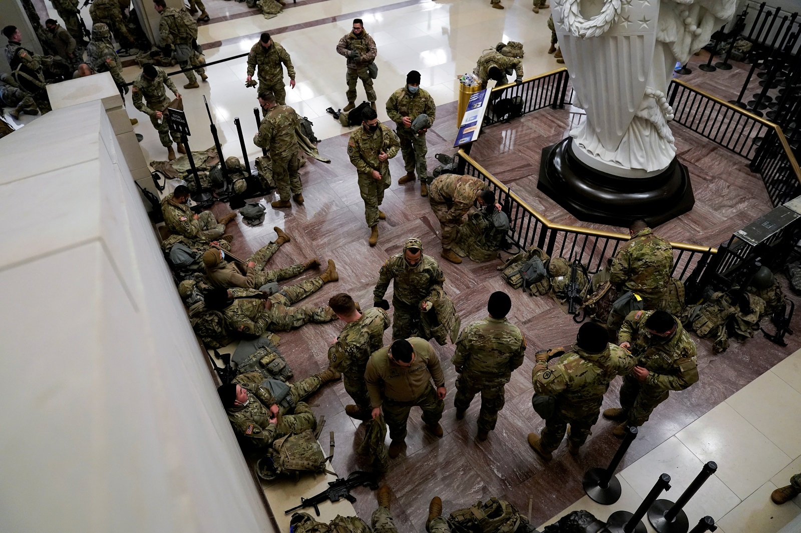 Што робяць байцы Нацыянальнай гвардыі ў Капітоліі. Фотарэпартаж