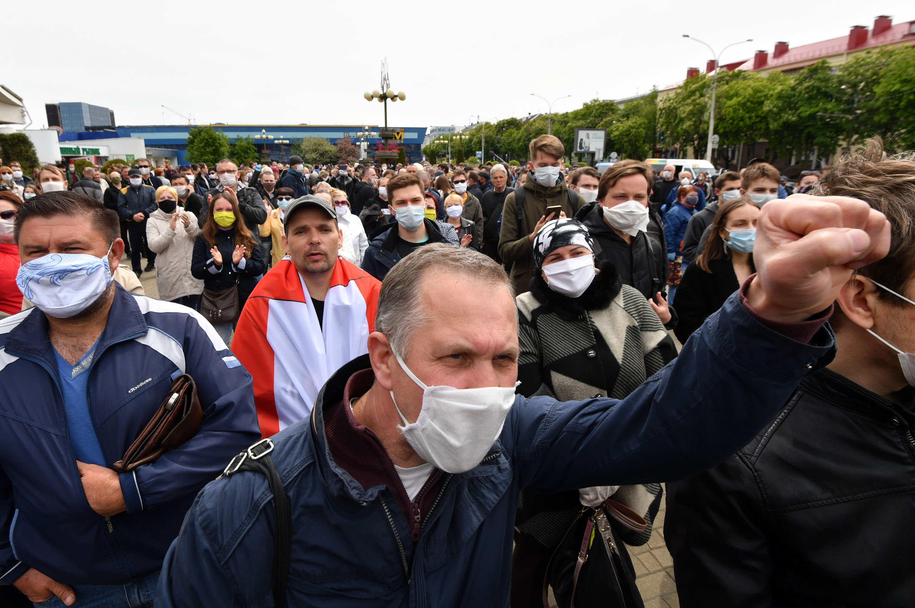 Фоторепортаж: как в центре Минска проходил пикет Тихановского и Статкевича  