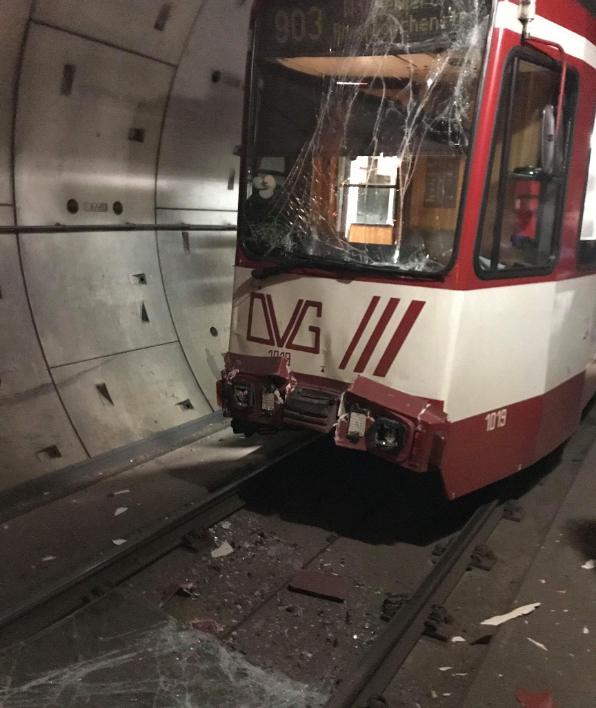 У Дуйсбургу сутыкнуліся цягнікі метро, пацярпелі дзясяткі чалавек (фота, відэа)