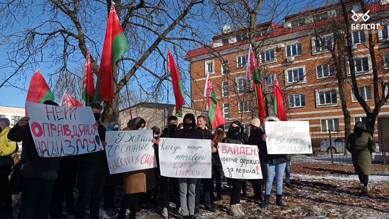 У Мінску да амбасадаў ЗША і Украіны прыйшлі людзі са сцягамі і плакатамі