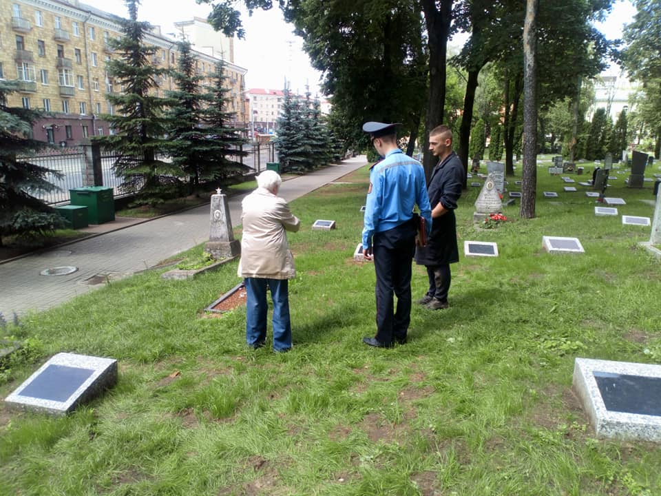 Могілкавыя гісторыі. Як з Вайсковых могілак знікаюць магілы, а Мінкульт маўчыць