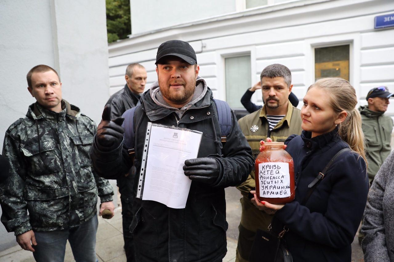 “Ветэраны Данбаса” разграмілі выставу беларускага фатографа ў Маскве (фота)