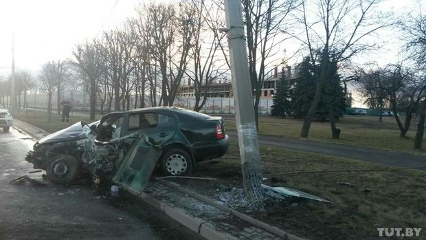 У Мінску каля Палаца Незалежнасці "Шкода" ўрэзалася ў асвятляльную мачту. Фота