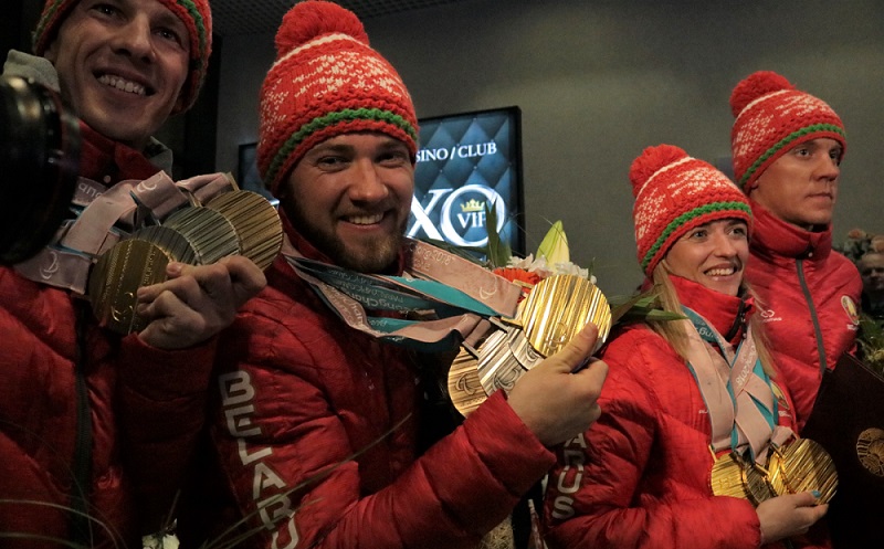 У Мінску паралімпійцаў сустракалі з аркестрам і караваем (фотарэпартаж)