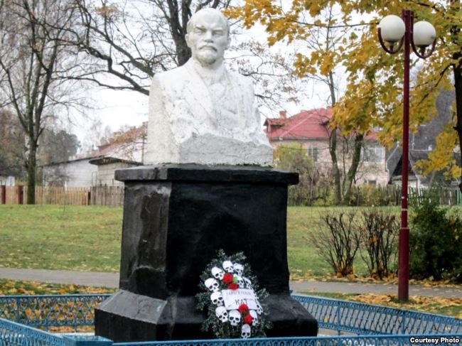 Каля помніка Леніну знайшлі вянок з… чарапамі (фота)