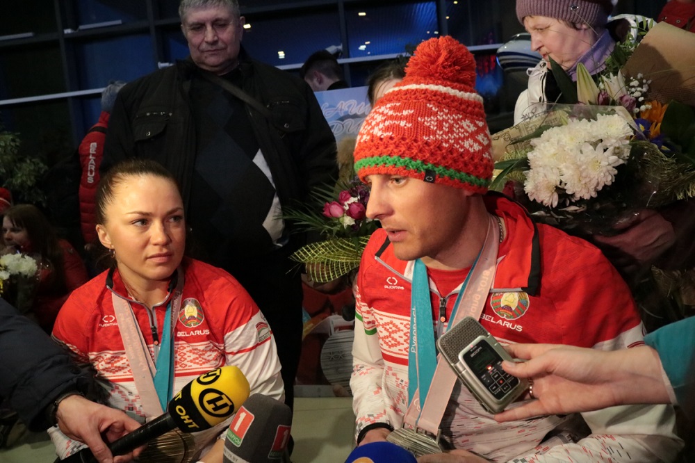 У Мінску паралімпійцаў сустракалі з аркестрам і караваем (фотарэпартаж)