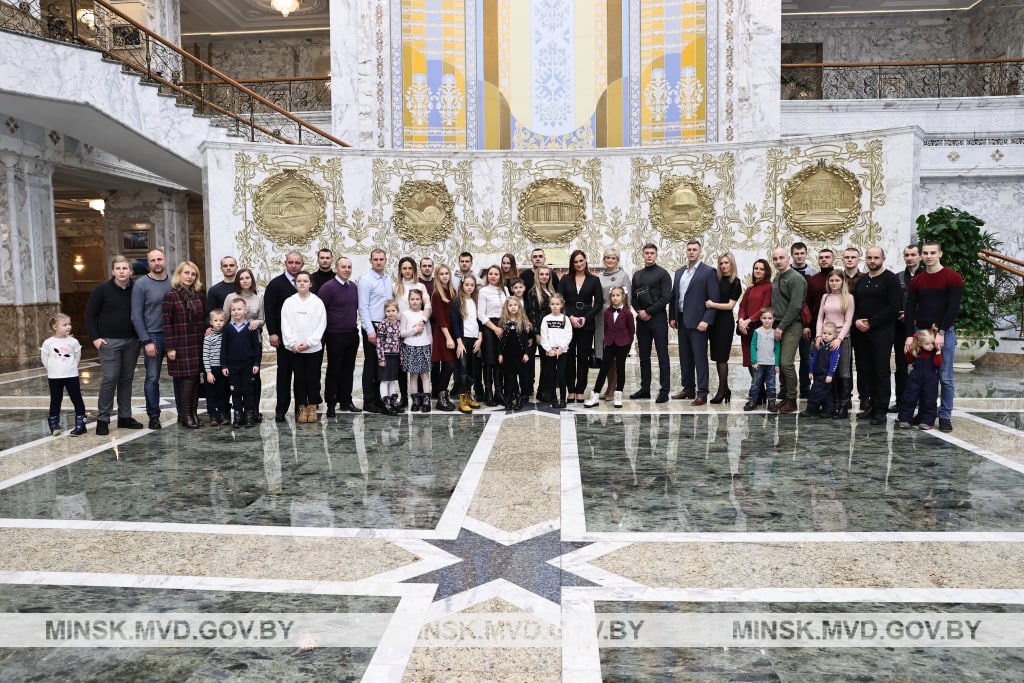 АМАП прыйшоў у Палац Незалежнасці, без масак і з сем'ямі