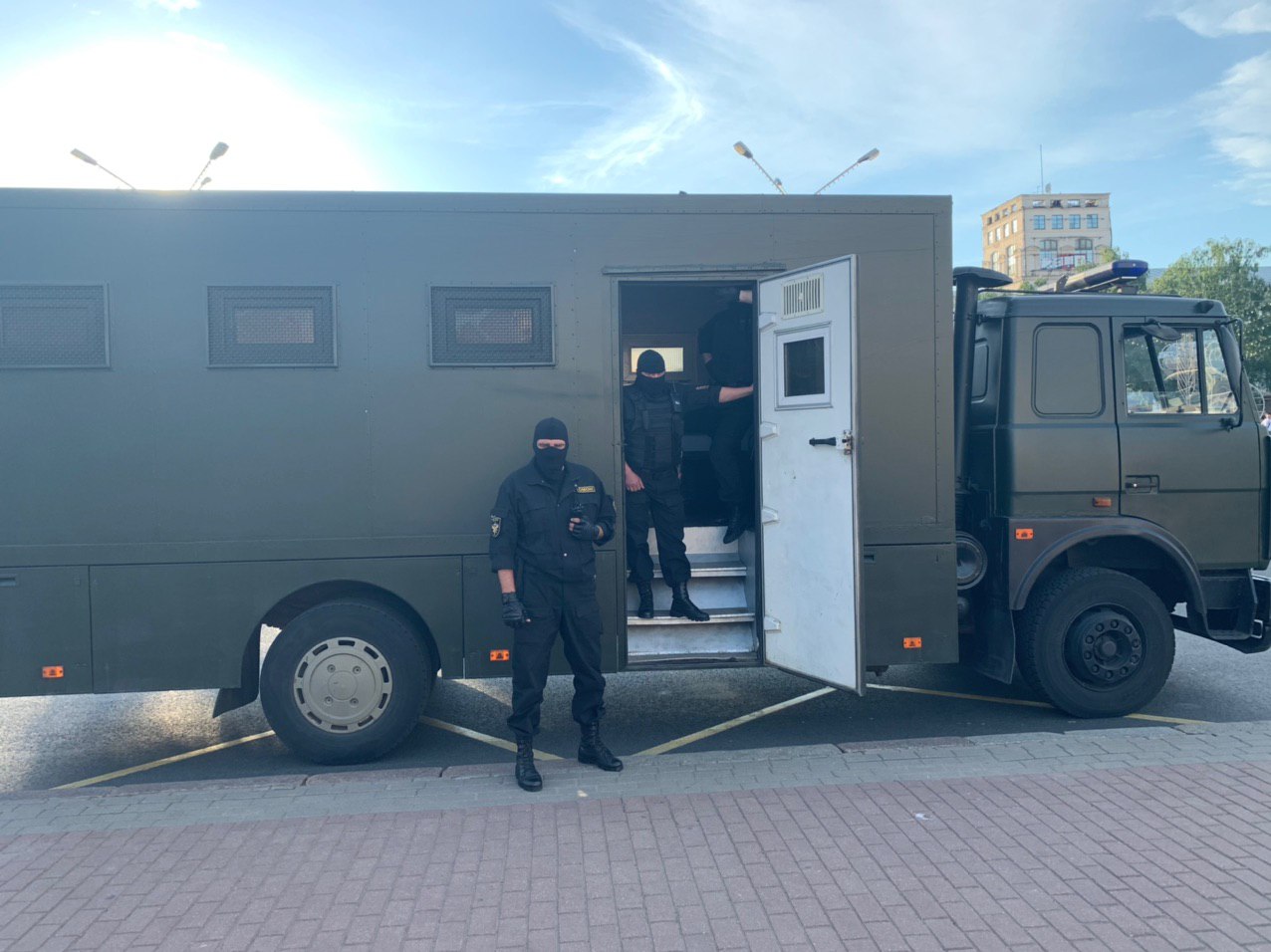 Фотафакт: людзі ў цывільным цягнуць у аўтазак журналіста