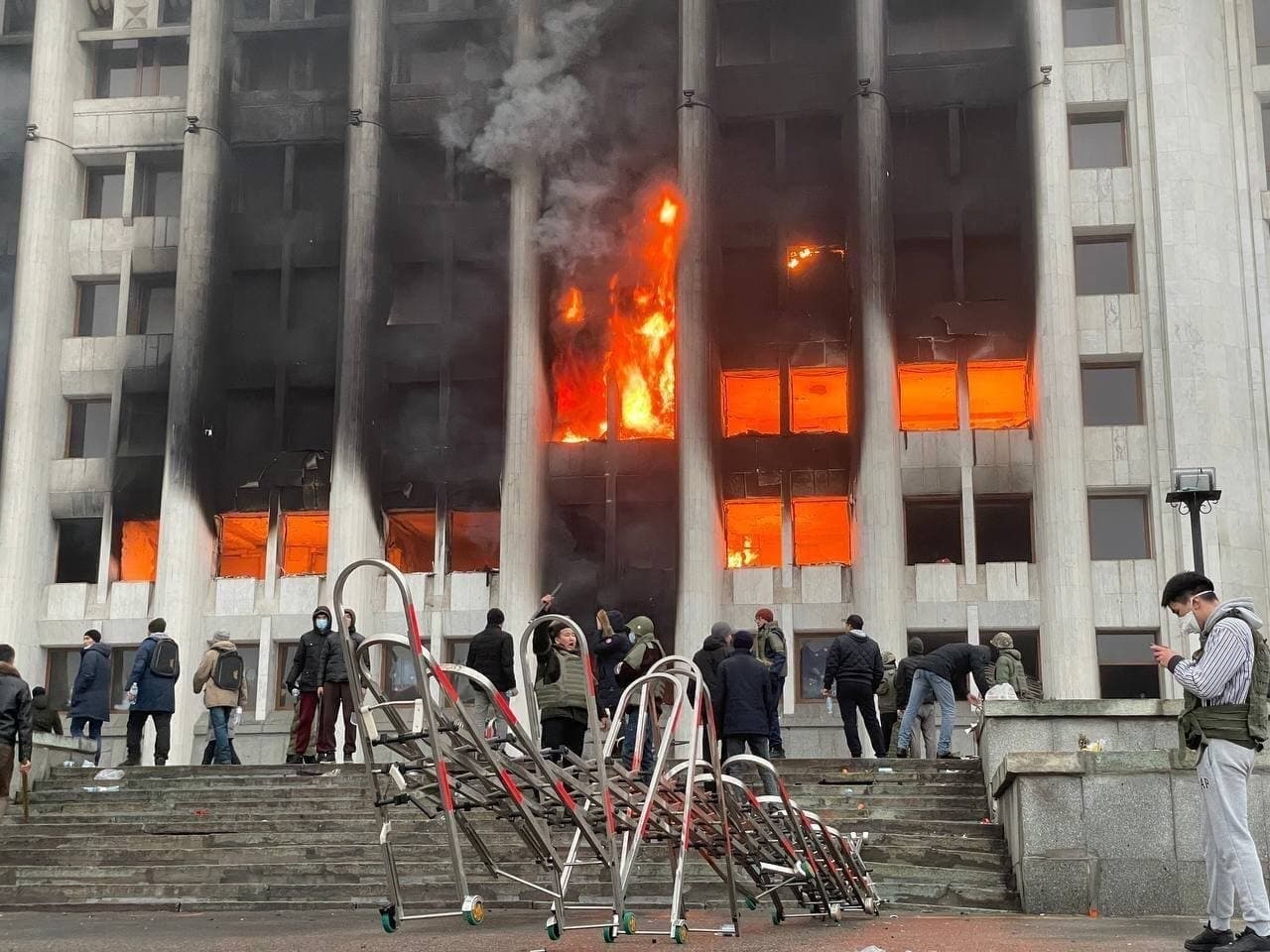 У Алматы працягваецца пажар у акімаце (фота)