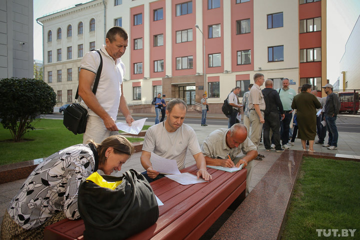 На дзвярах Адміністрацыі прэзідэнта вісеў плакат "Лукашэнка, сыходзь!" (фота)