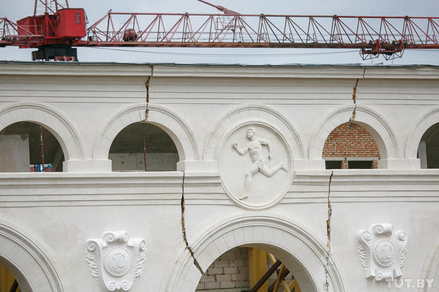 Фотафакт: Гістарычная аркада стадыёна “Дынама” пайшла расколінамі