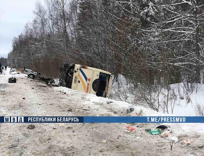 У Лёзненскім раёне аўтамабіль урэзаўся ў аўтобус з расійскімі турыстамі