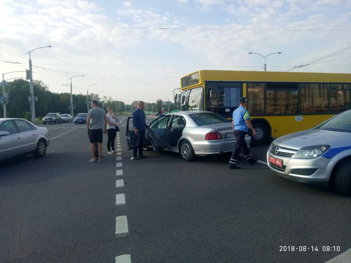 У Мінску сутыкнуліся маршрутны аўтобус і легкавік