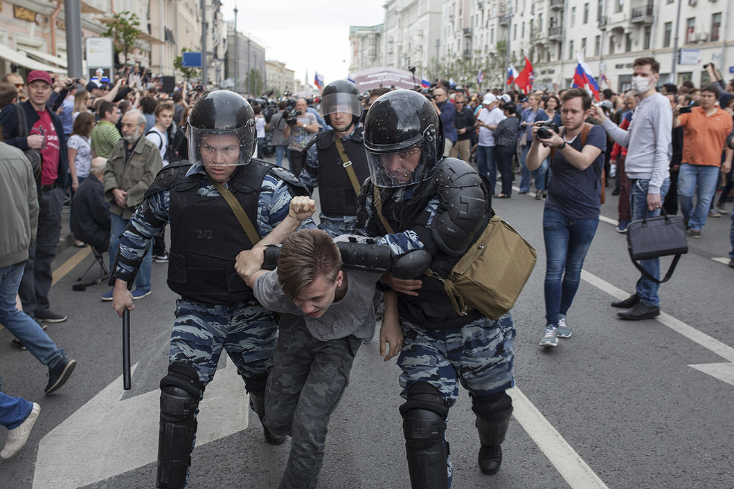 "Наша главная напасть — несменяемая власть". 12 июня в 10 городах России (фото)