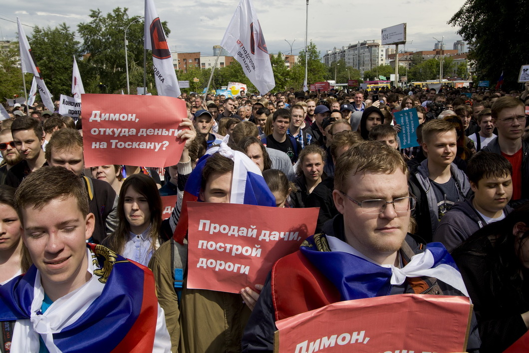 "Наша главная напасть — несменяемая власть". 12 июня в 10 городах России (фото)