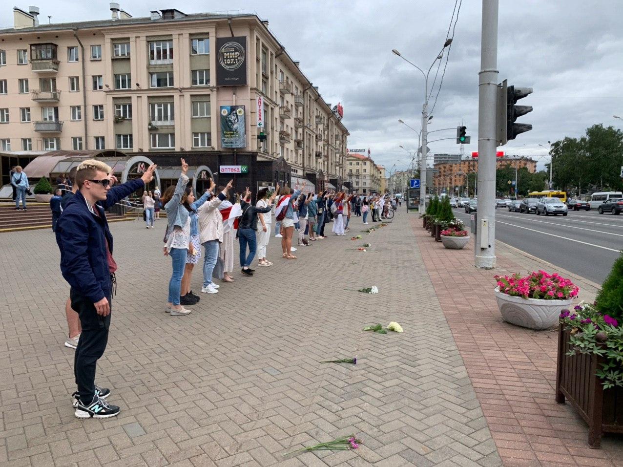 У жывы ланцуг каля ЦУМа выйшла каля 200 чалавек