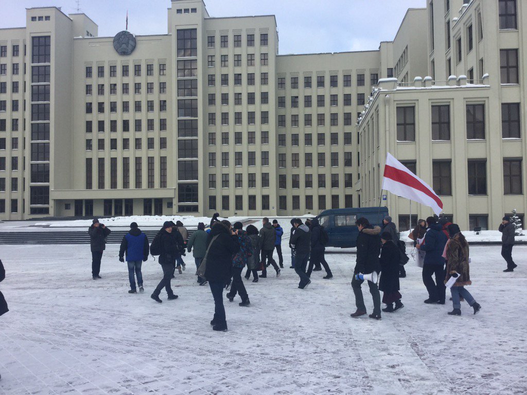 Фотафакт: удзельнікі акцыі ў Мінску заходзяць у Дом ураду