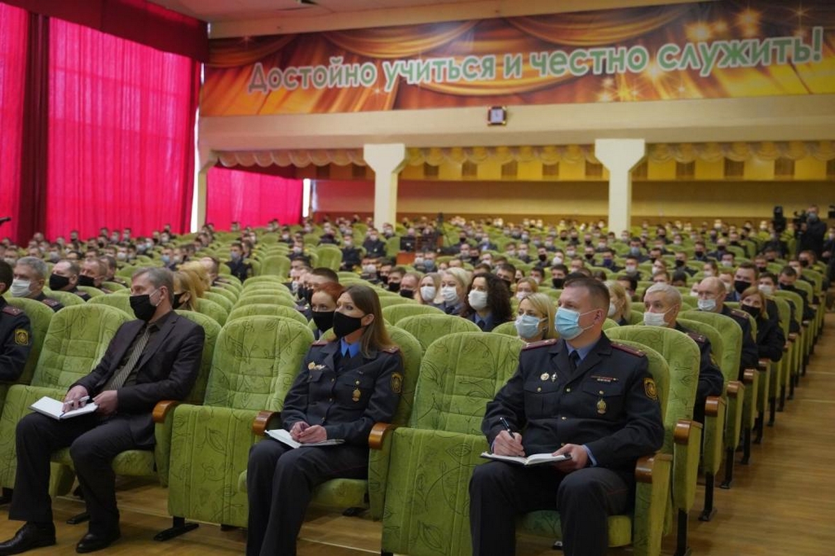 У Магілёве міністр унутраных спраў зрабіў фота пад сваім партрэтам