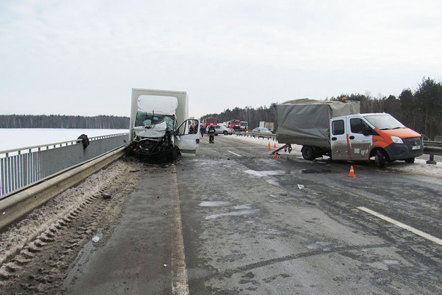 Мінчук на Iveco урэзаўся ў прыпаркаваны на ўзбочыне ГАЗ і збіў дарожных рабочых