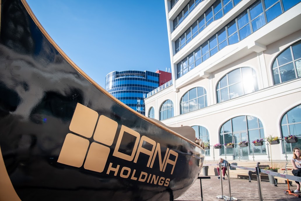 Забудоўшчык Dana Holdings рэкламуецца наўпрост у навінах па ТБ — гэта законна?