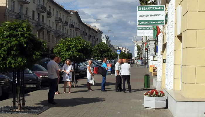 З-за дэнамінацыі ў Мінску ля банкаматаў — чэргі (фотафакт)