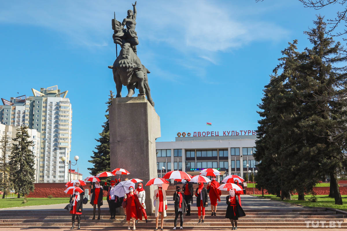 Девушки с БЧБ-зонтами вышли на очередную прогулку в Минске