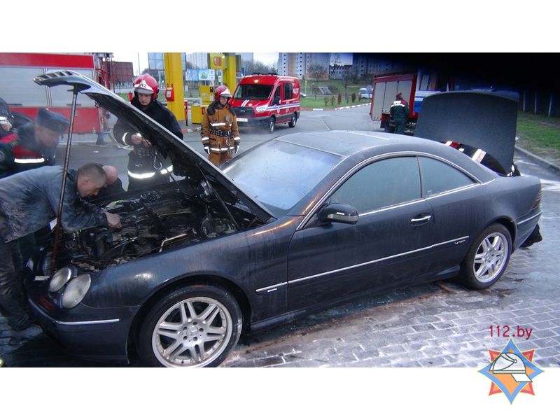 У Мінску на аўтазапраўцы загарэўся Mercedes (фота)