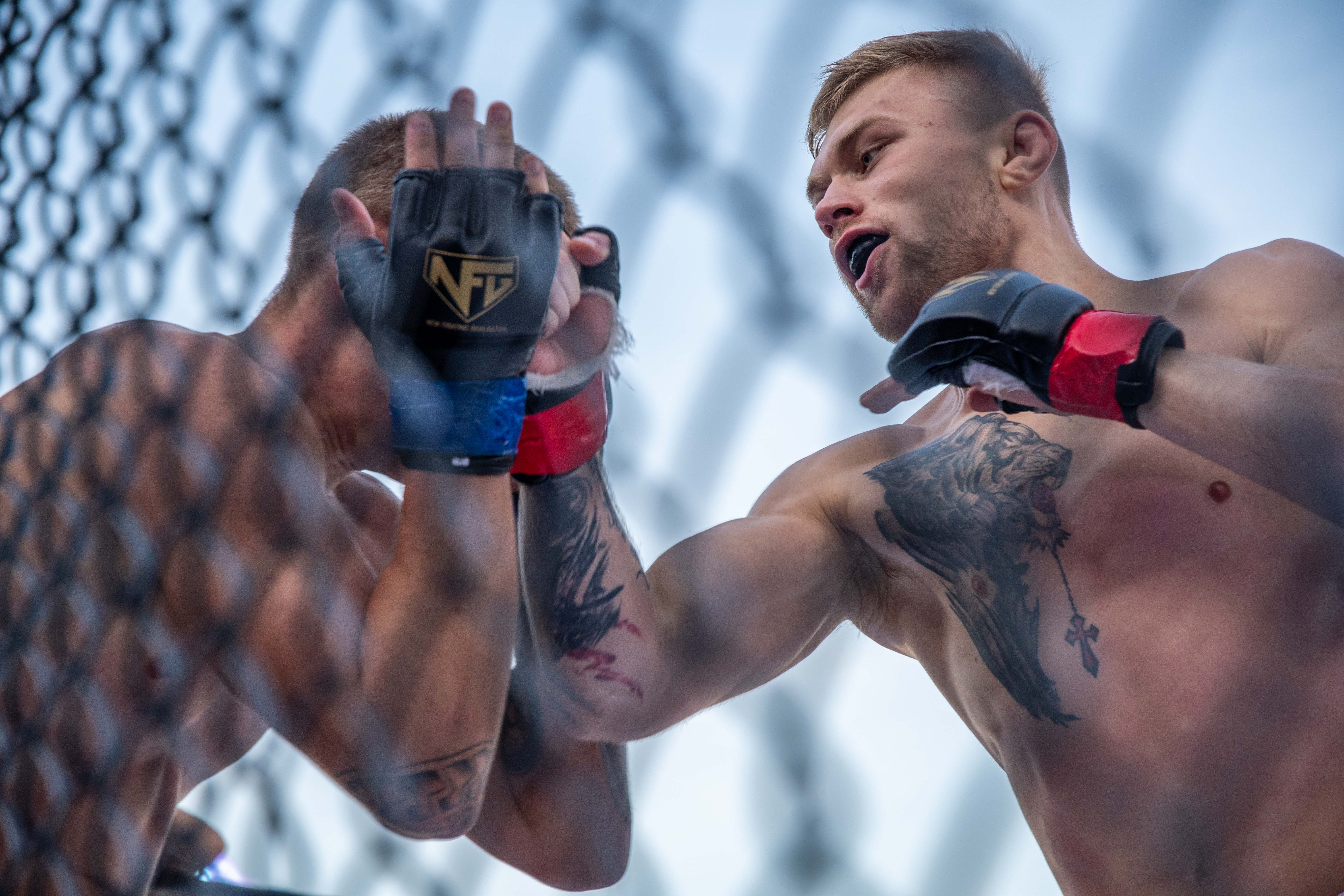 Байцы MMA правялі турнір на даху ў цэнтры Мінска