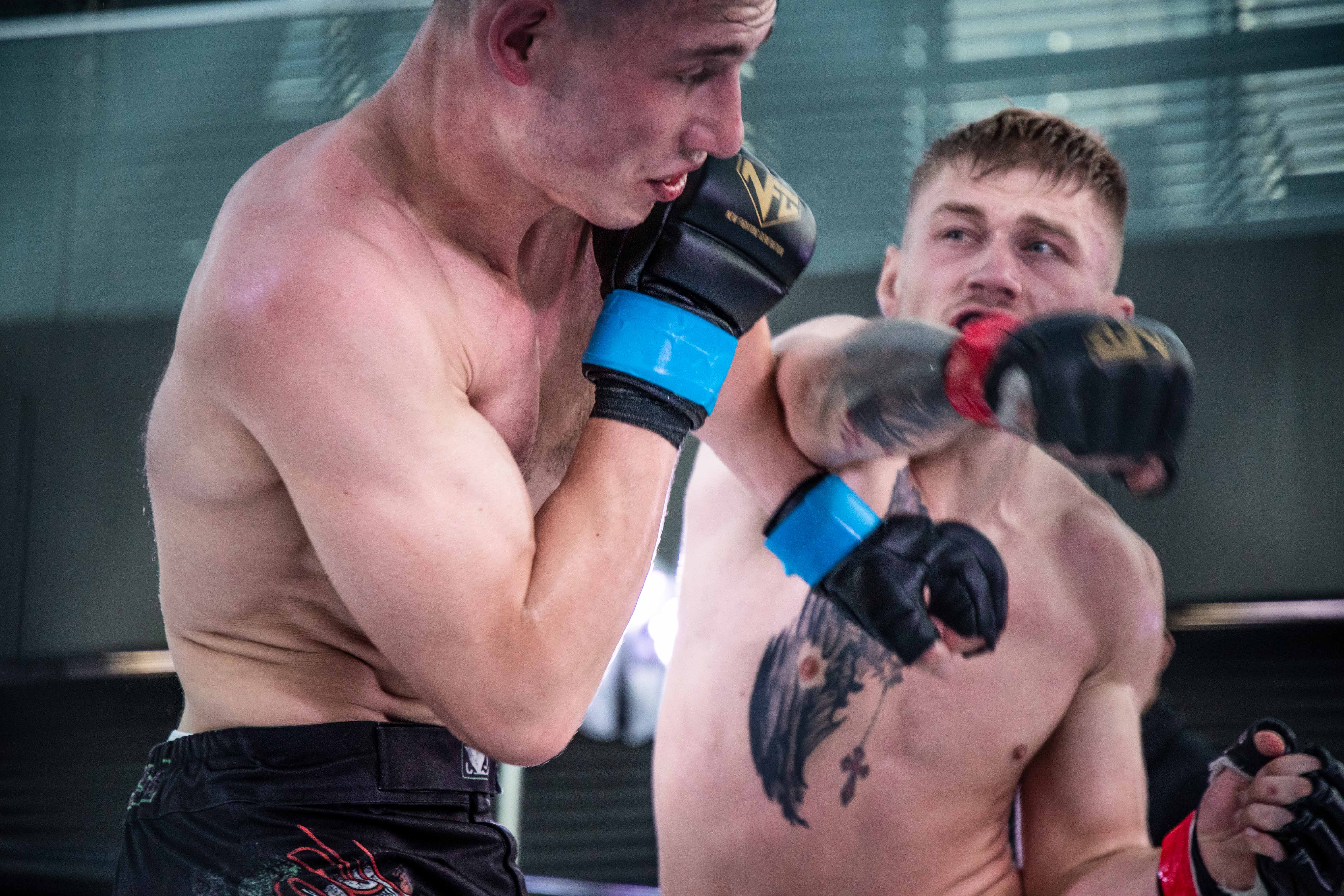 Байцы MMA правялі турнір на даху ў цэнтры Мінска