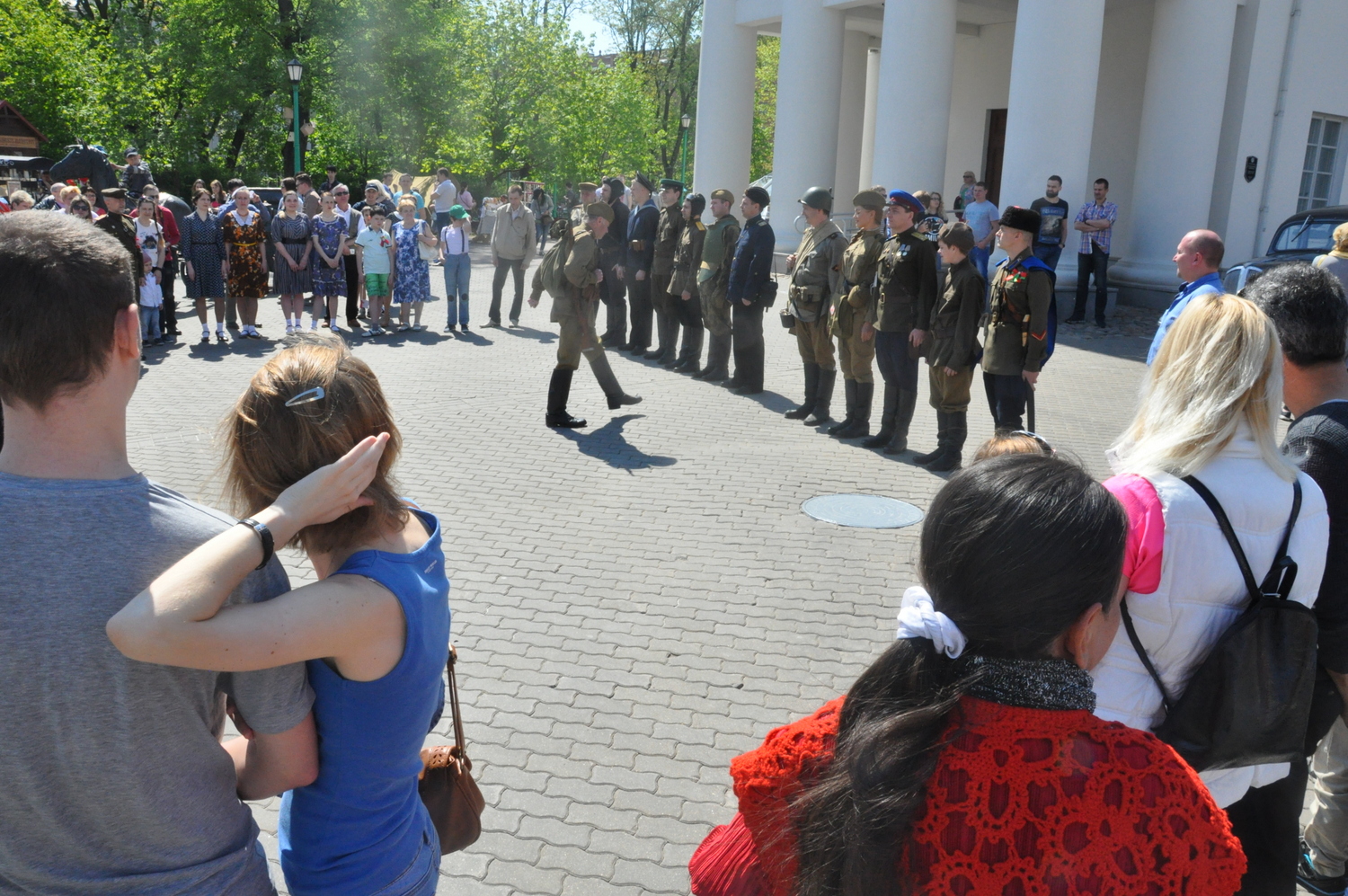 Шашлык за 30 000, гарэлка за 9900. Як Мінск святкаваў Дзень Перамогі (фота)