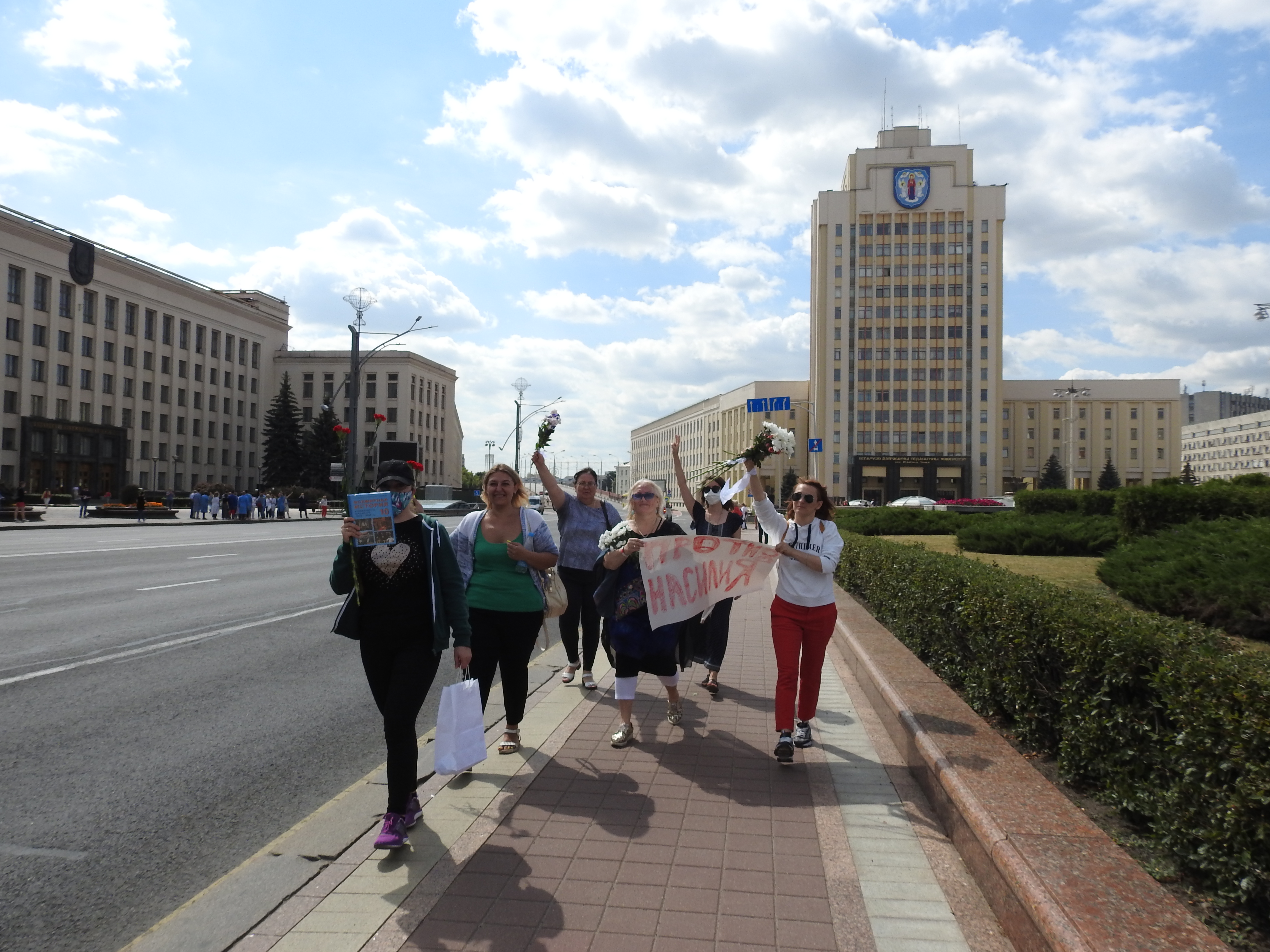 "Сівак, выходзь": што адбываецца на плошчы Незалежнасці