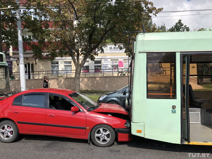 Тралейбус у Мінску ўпячатаў "Таёту" ў іншы тралейбус (фота)