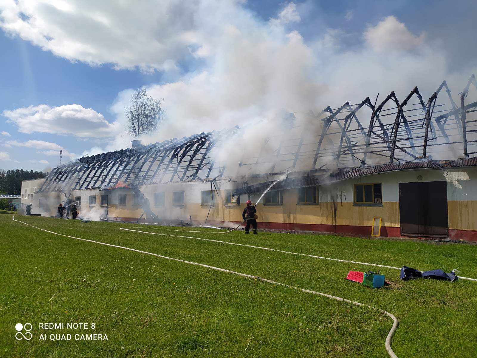 Пажар у цэнтры конегадоўлі ў Ратамцы пад Мінскам, коней выратавалі